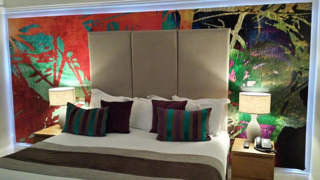 牛津雷蒙特牛津酒店的卧室配有带枕头的大型白色床