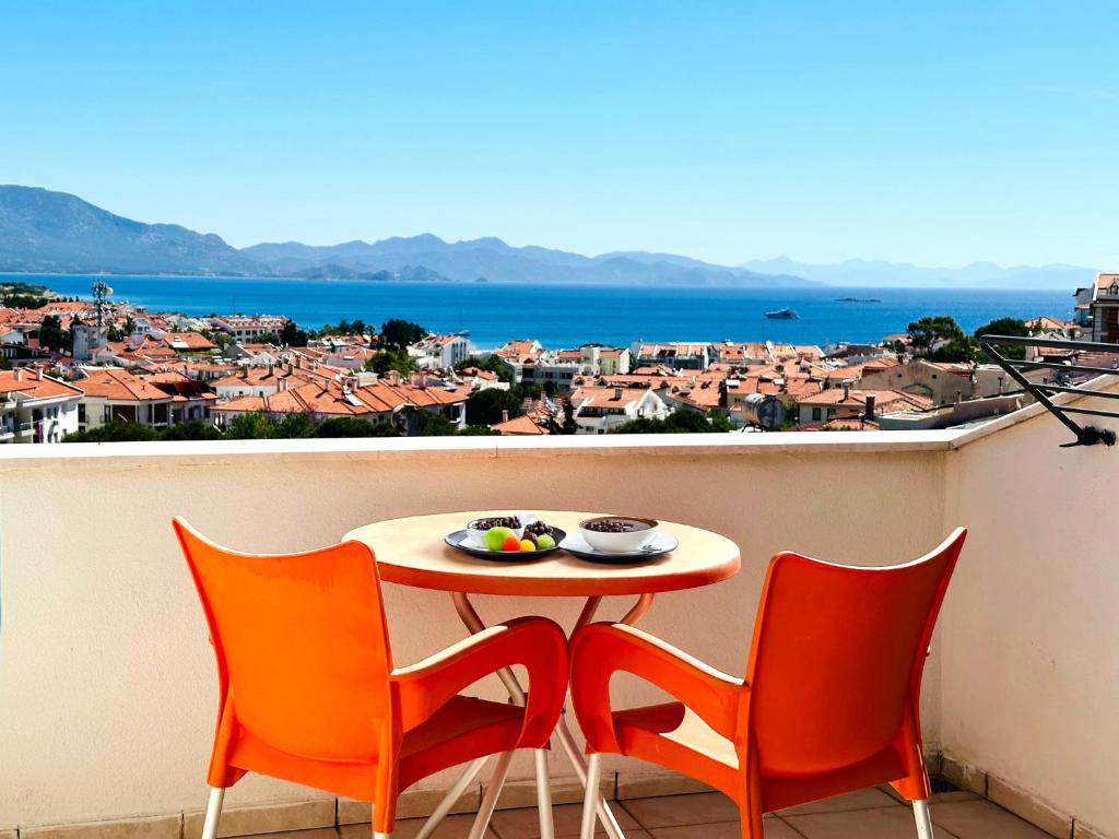 达特恰Villa Anfora的美景阳台配有桌椅