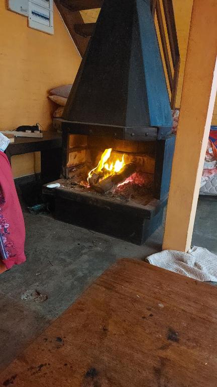 德尔迪阿布罗角Posada Mar Azul con Jacuzzi的壁炉,壁炉在壁炉里