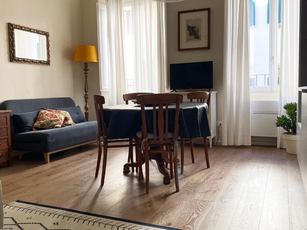 佛罗伦萨拉托雷农家乐的客厅配有桌椅和沙发