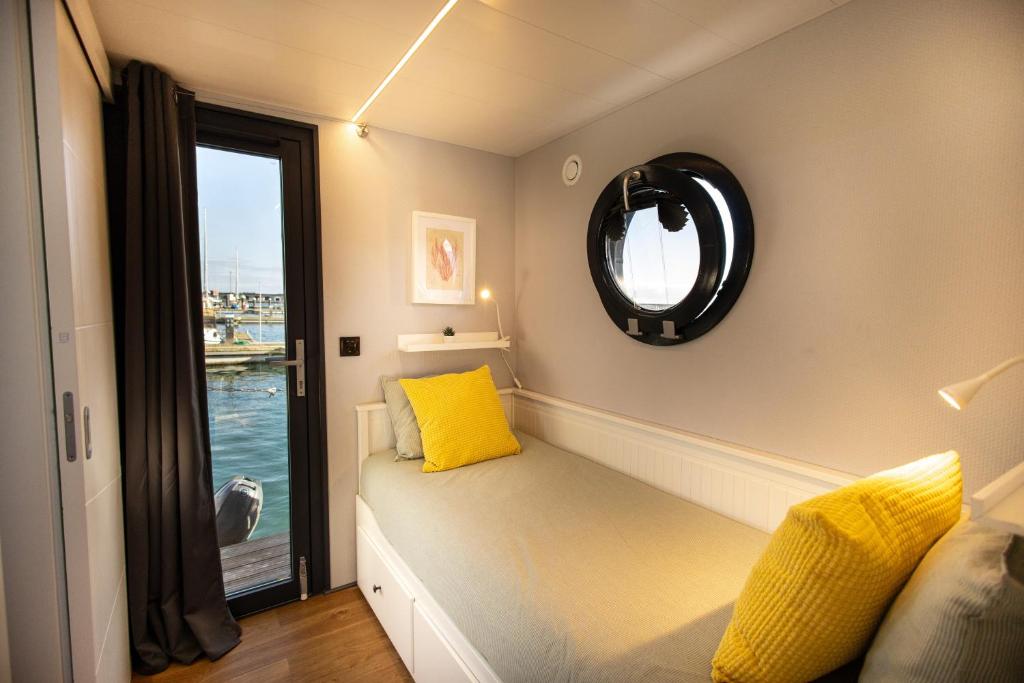 卡利亚里The Homeboat Company Sant'Elmo-Cagliari的带长凳、窗户和镜子的客房