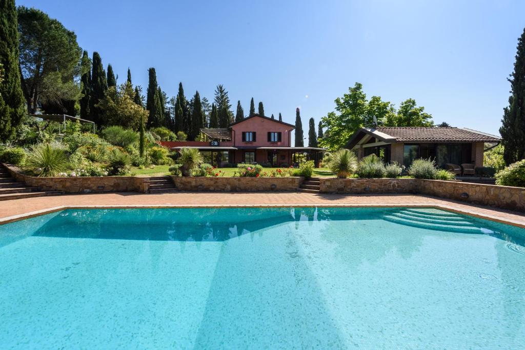 StradaVilla San Gimignano View的房屋前的大型游泳池