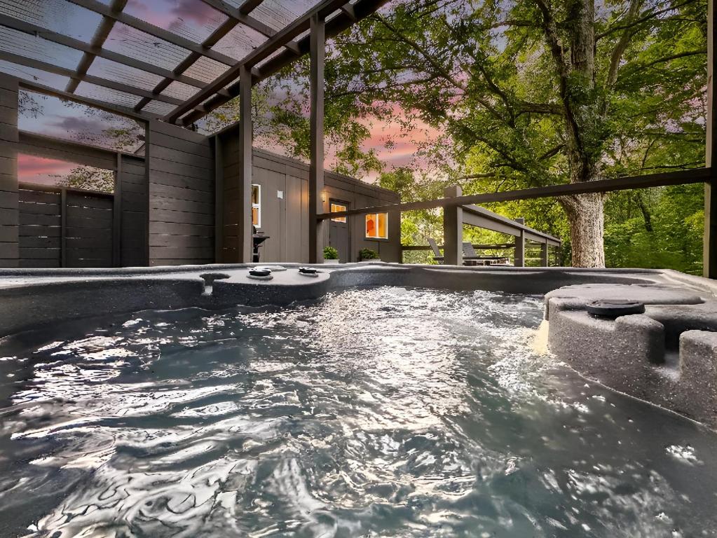 蓝岭Couples Retreat: King Bed:Hot tub:Firepit & More的房屋后院的热水浴池