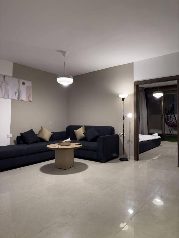 安曼Stylish Luxe Apartment的客厅配有沙发和桌子