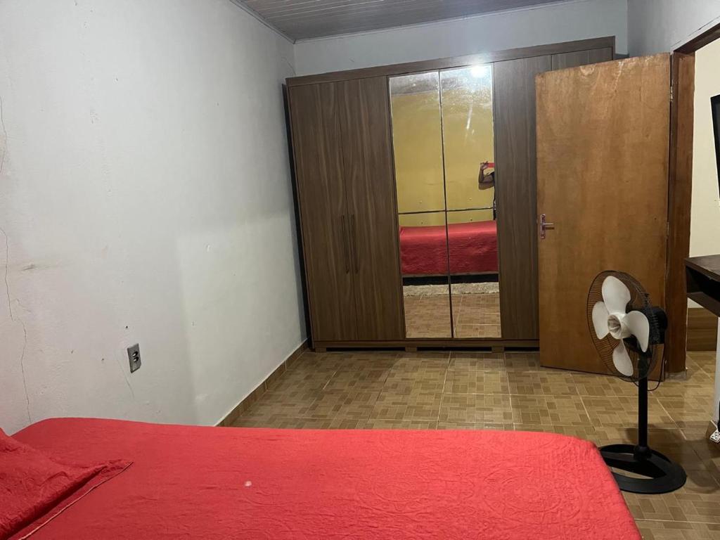 吉巴拉那Apt Rondônia rual show的卧室配有红色的床和推拉门。