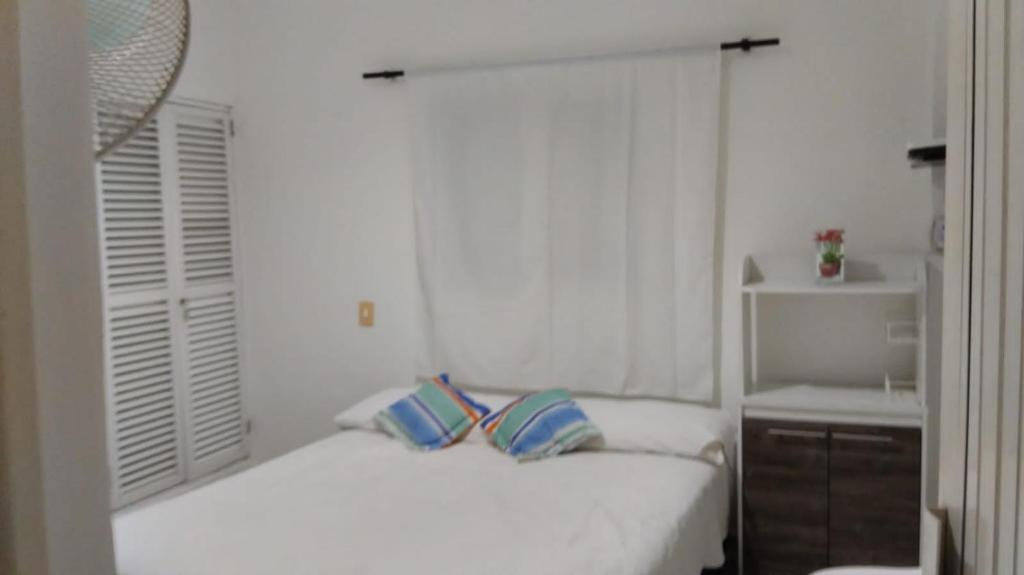 卡塔赫纳Maos flats的白色卧室设有两张床和水槽