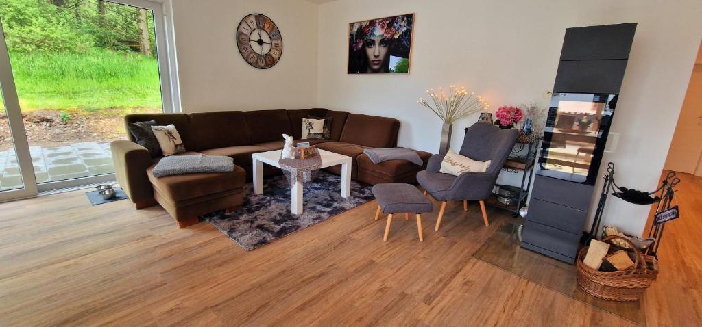 Hohenfels-EssingenFerienhaus Waldblick的客厅配有沙发、椅子和桌子