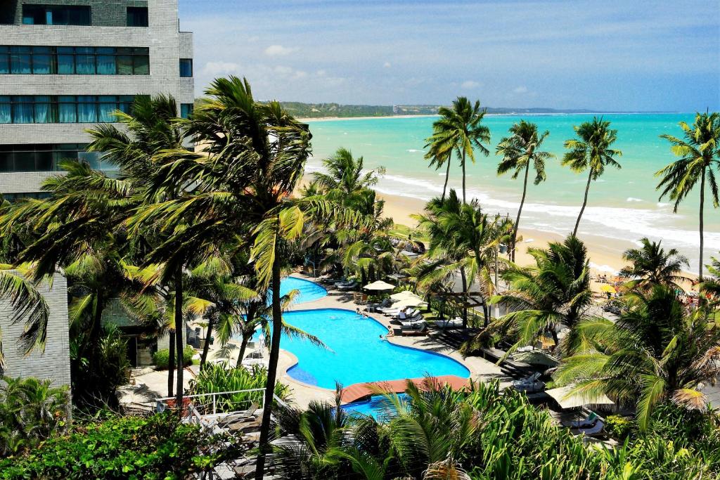 马塞约拉戈阿达安塔酒店的从度假村的阳台上可欣赏到海滩景色
