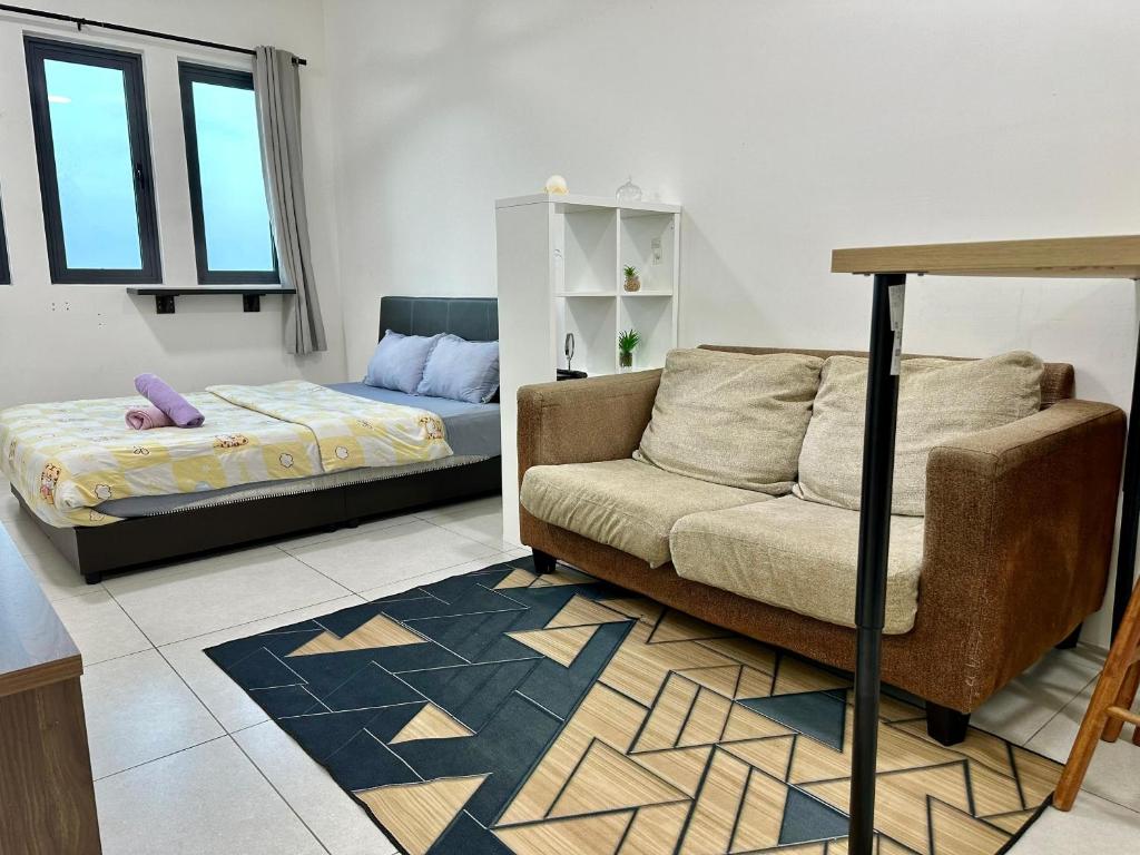 北赖Dreamy Cozy Studio Meritus Residensi Perai的客厅配有沙发和1张床