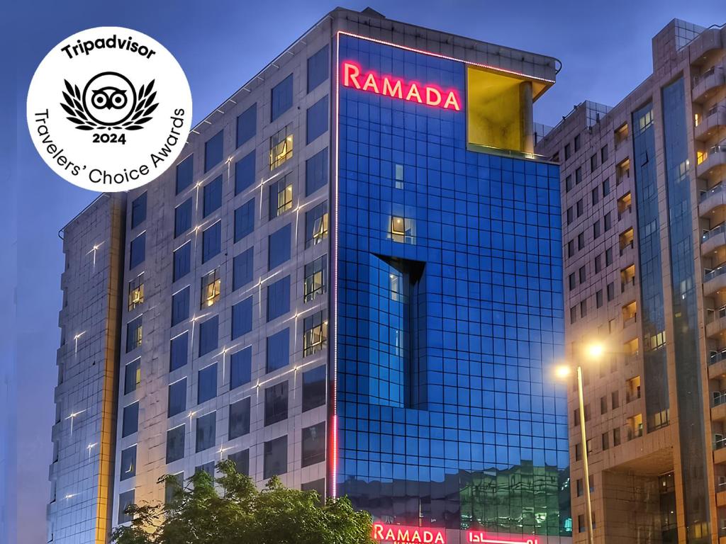 迪拜Ramada by Wyndham Dubai Barsha Heights的建筑的侧面有标志