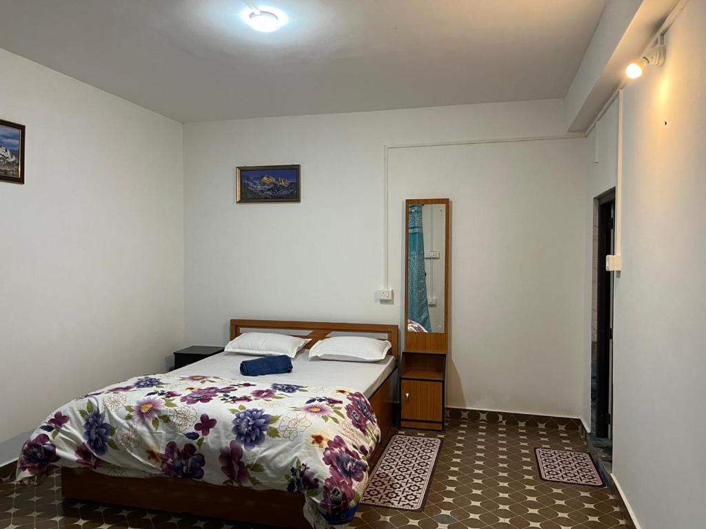 MirikPradhan Homestay Mirik - Homestay beside Mirik Lake的一间小卧室,配有一张床和镜子