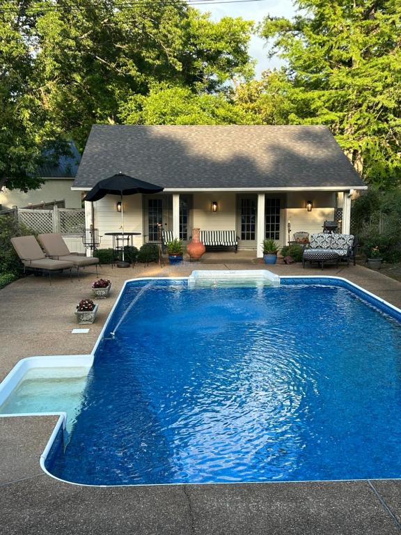 克拉克斯代尔Pool House的一座大蓝色游泳池,位于房子前