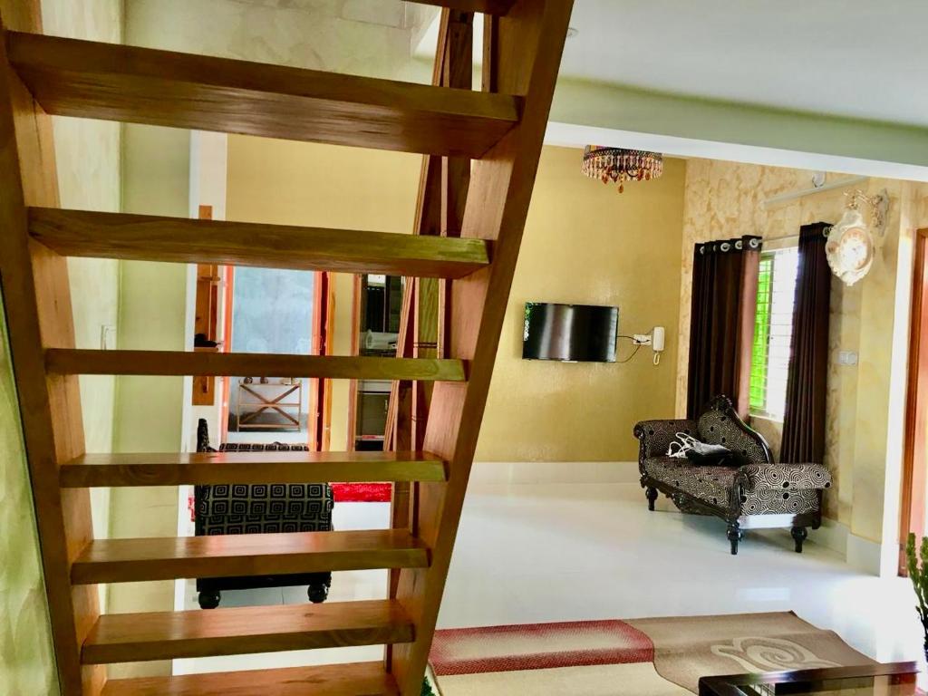 拉杰沙希Wahidul House的带沙发的客厅内的螺旋楼梯