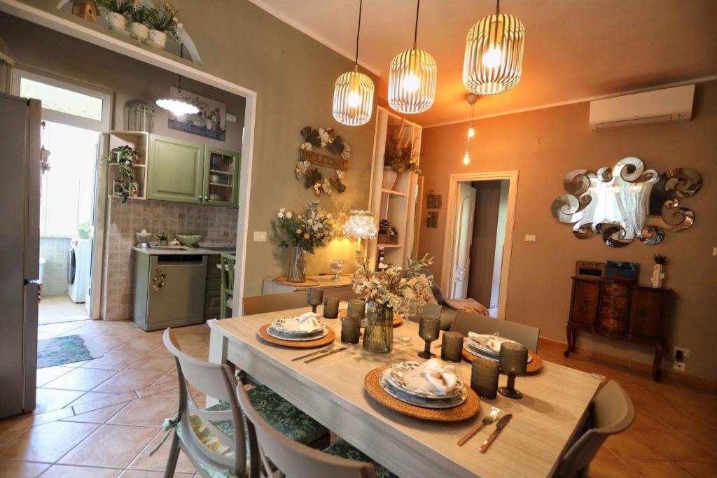 莱里奇L'Oasi tra mare e monti的厨房以及带桌椅的用餐室。