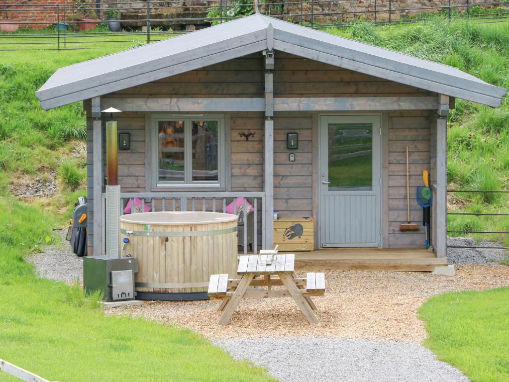 达灵顿Badgers Sett的小屋设有长凳和热水浴池。