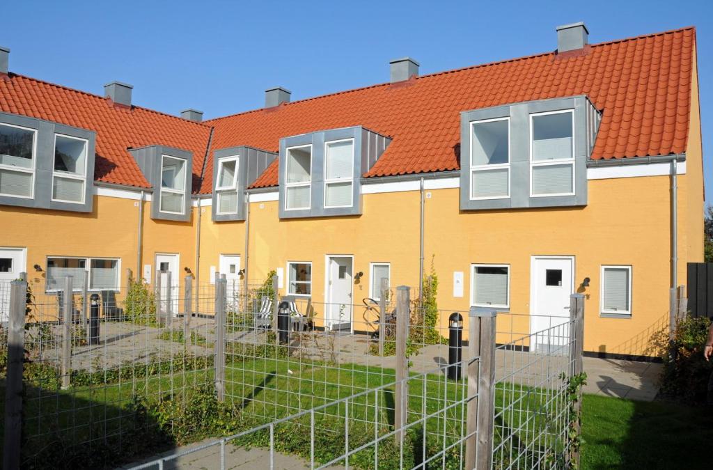 斯卡恩Skagen Apartment的一排带橙色屋顶的房屋