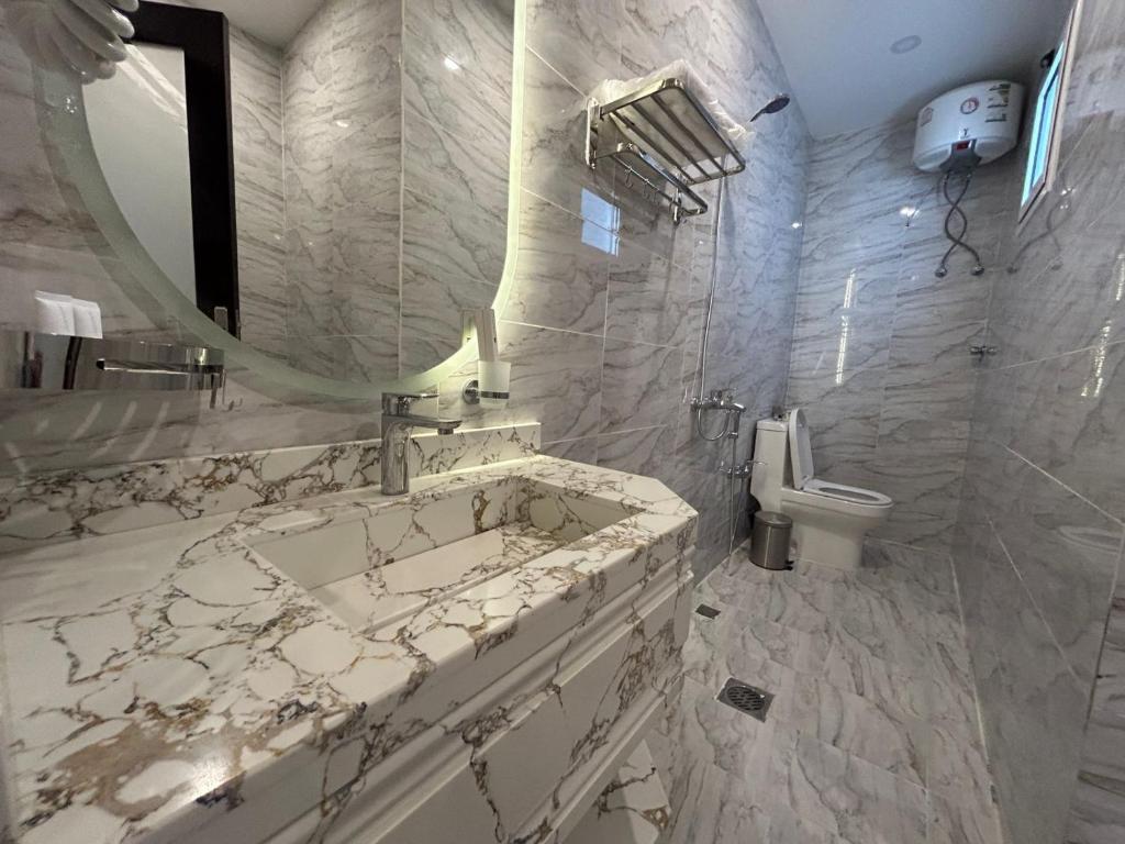 塔伊夫Elite House的白色的浴室设有水槽和镜子
