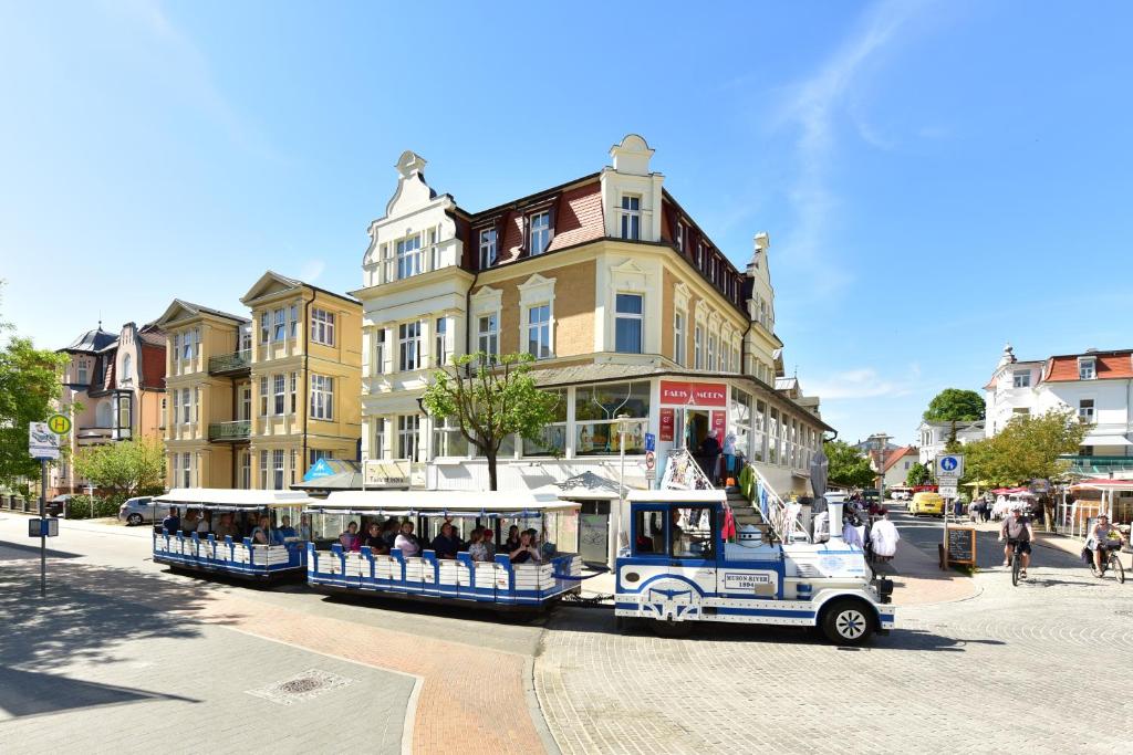 赛巴特班森Hotel Meereseck的一条满载乘客的电车,沿着城市街道行驶