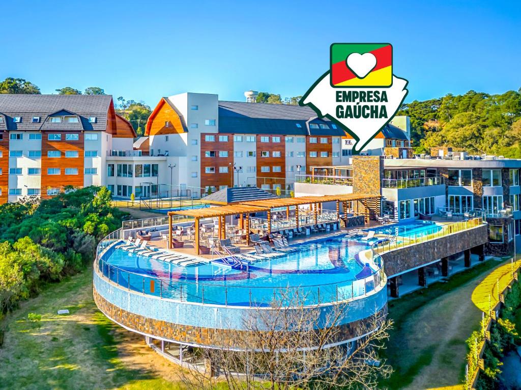 格拉玛多Laghetto Resort Golden Oficial的享有度假村室外游泳池的空中景致