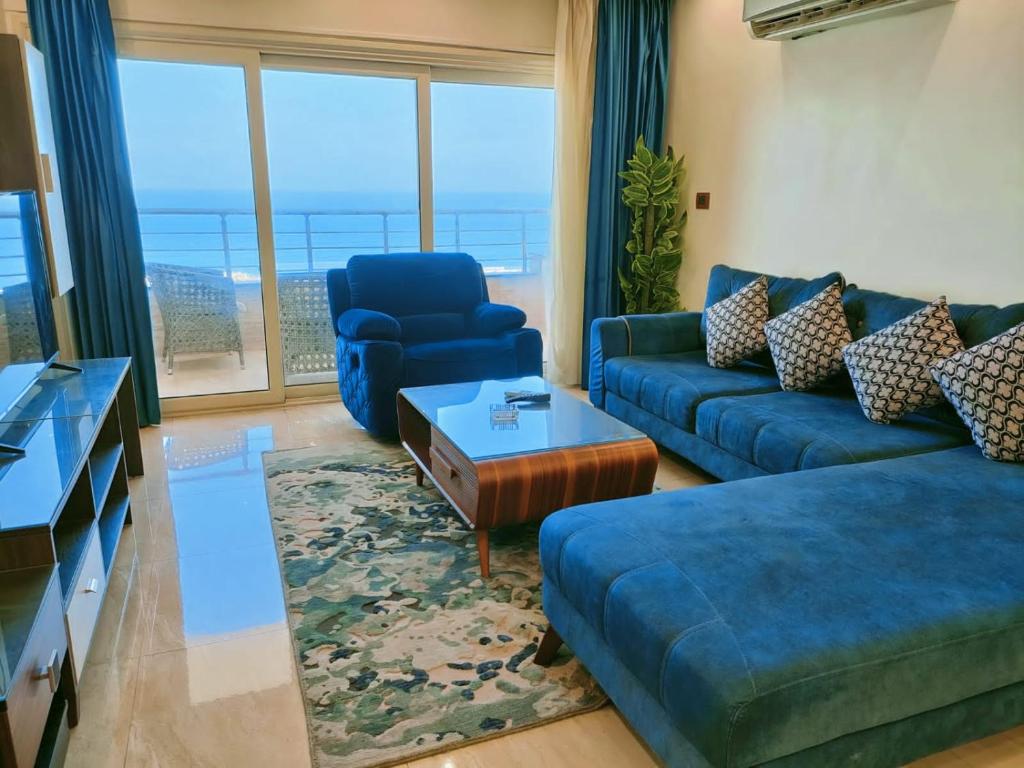 亚历山大Join Inn Apartments的客厅配有蓝色的沙发和桌子