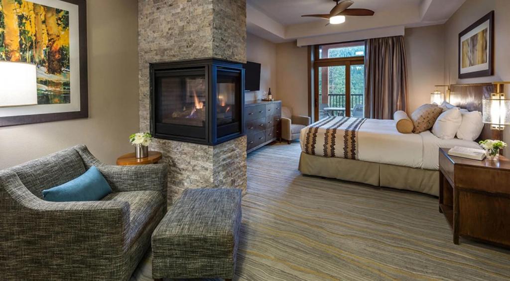 特拉基Hyatt Vacation Club at Northstar Lodge的酒店客房配有一张床和一个壁炉。