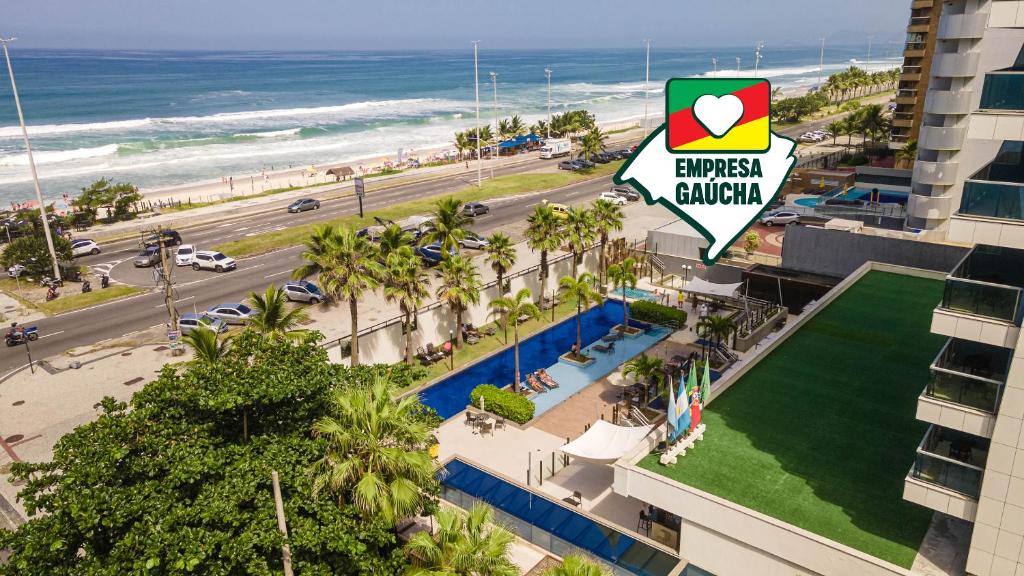 里约热内卢Laghetto Stilo Barra的享有酒店和海滩的空中景致