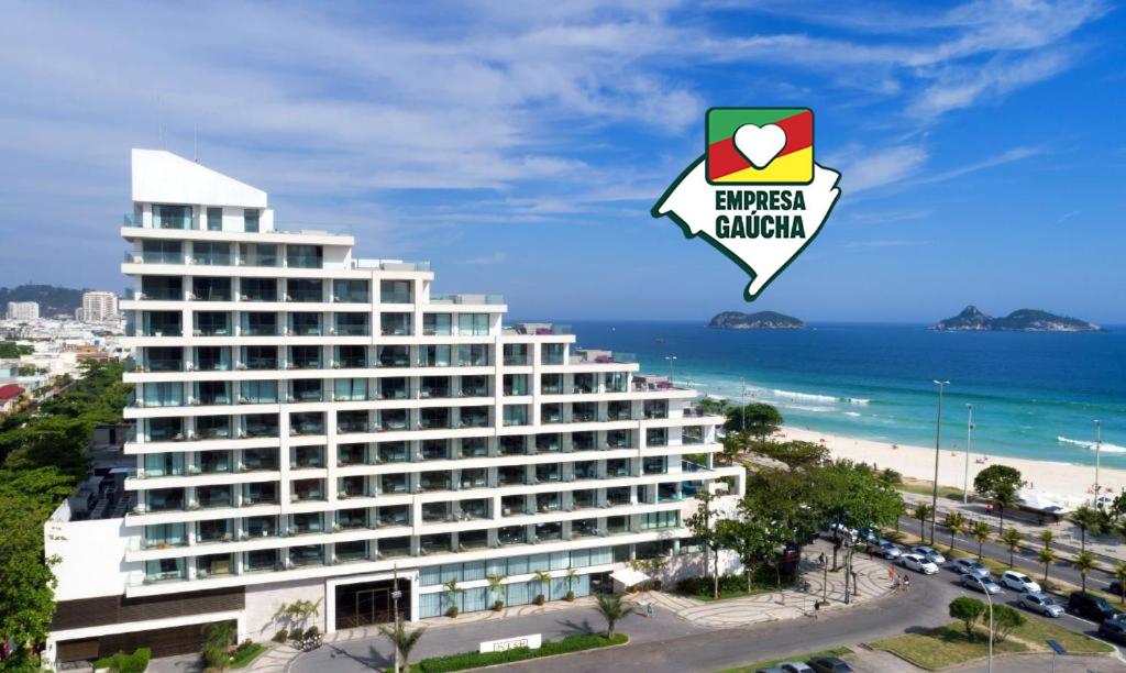 里约热内卢Lifestyle Laghetto Collection的海滩旁的白色大建筑