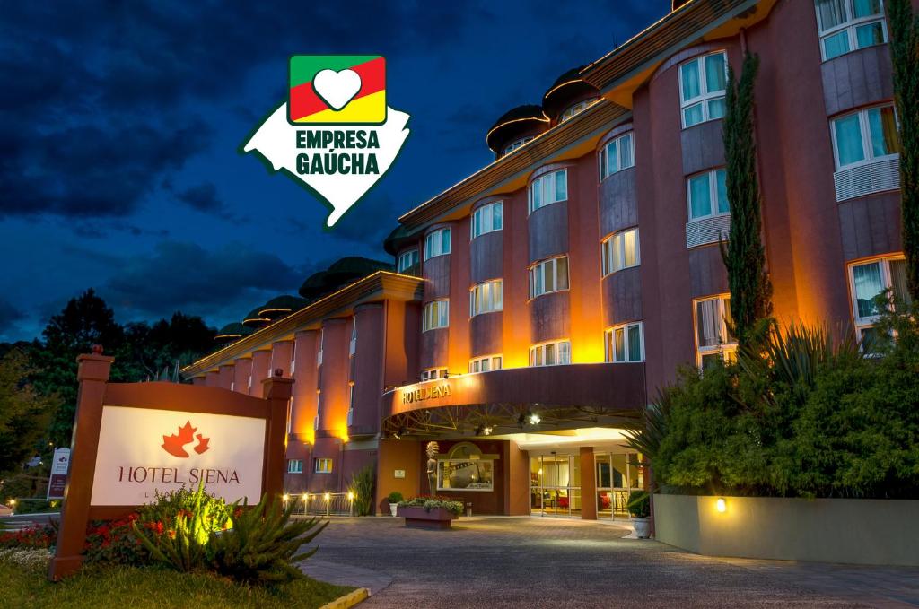 格拉玛多拉海图锡耶纳格拉玛酒店的前面有酒店标志的酒店