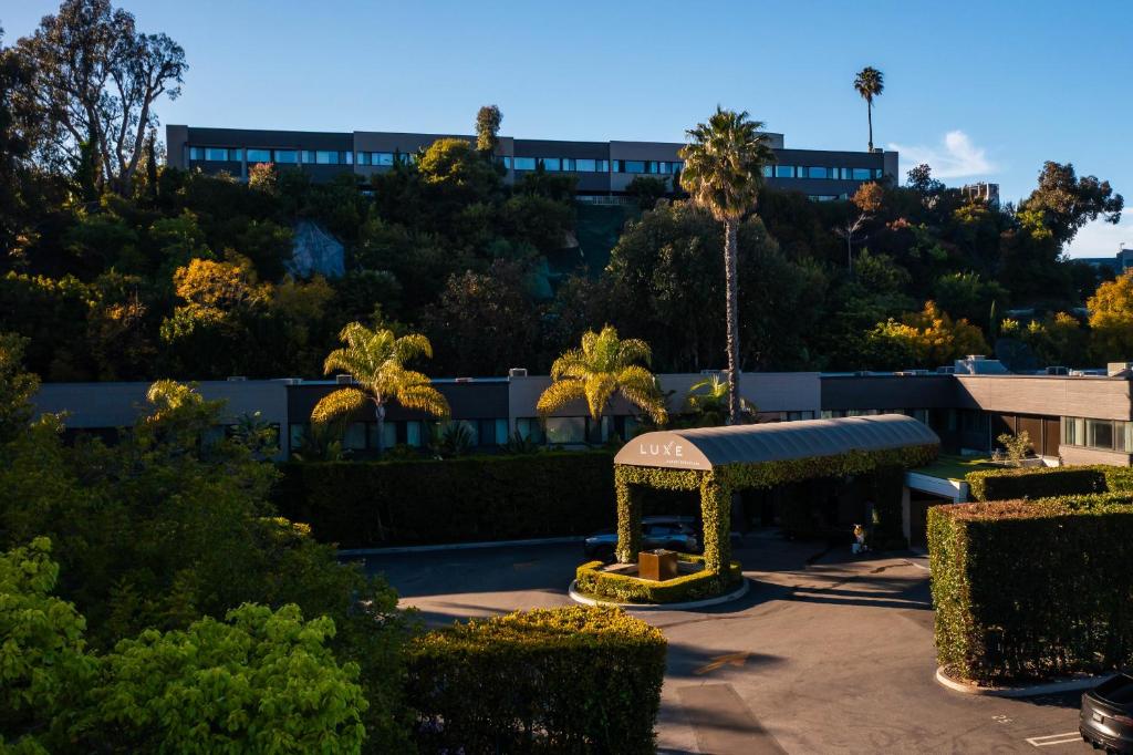 洛杉矶日落大道豪华酒店的享有公园的景色,建筑背景