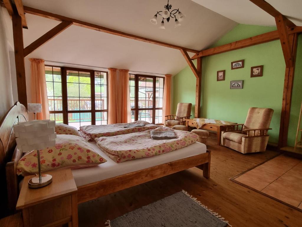 KrásnoApartmány Krásné zátiší的一间设有床铺的卧室,位于一个拥有绿色墙壁的房间