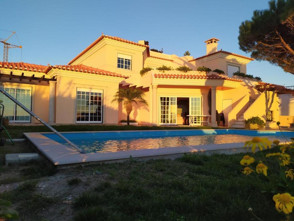 劳林哈Villa Terra da Eira-Sea view的一座房子前面设有游泳池