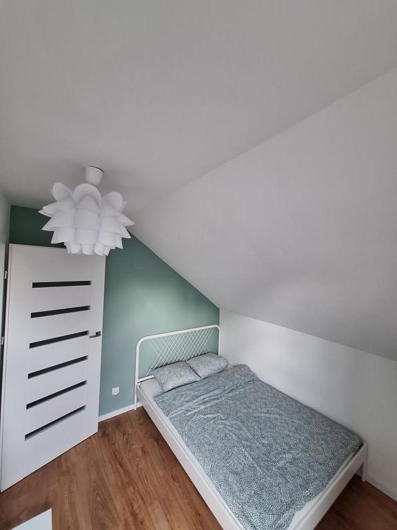 加茨比亚格拉Domki całoroczne Morzemoze的一间卧室设有一张床和天花板