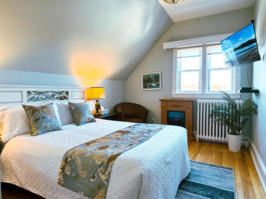 夏洛特顿伊甸园宾馆的一间卧室设有一张大床和一个窗户。