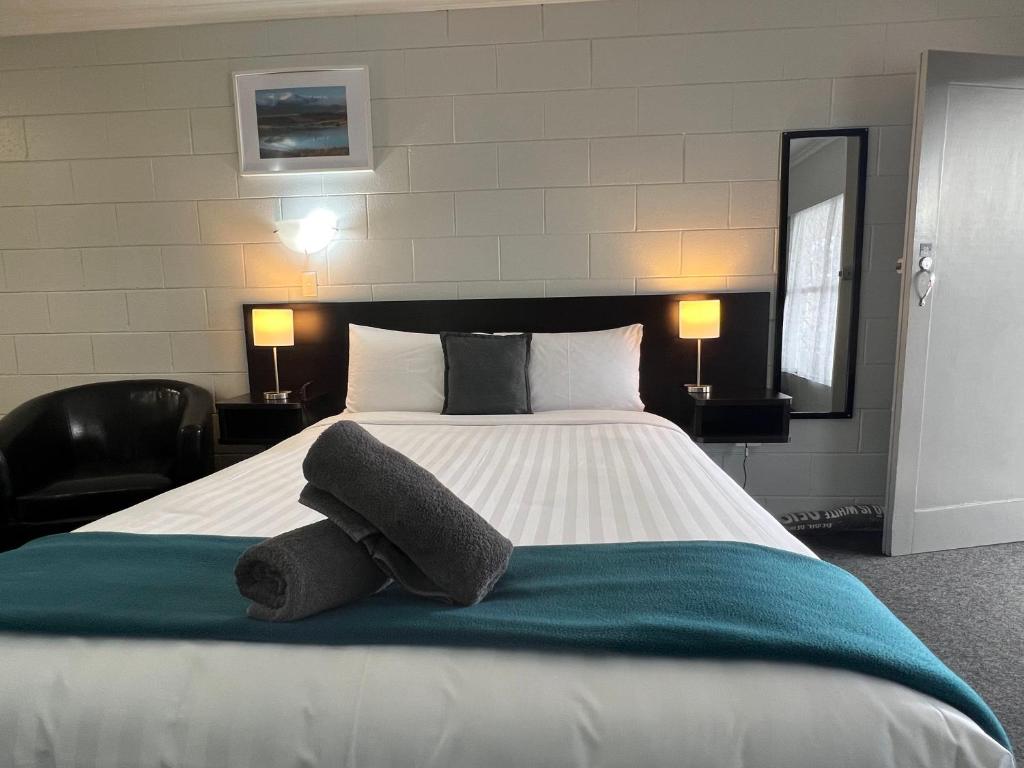旺阿雷肯辛顿汽车旅馆的一间卧室配有一张大床和两个枕头