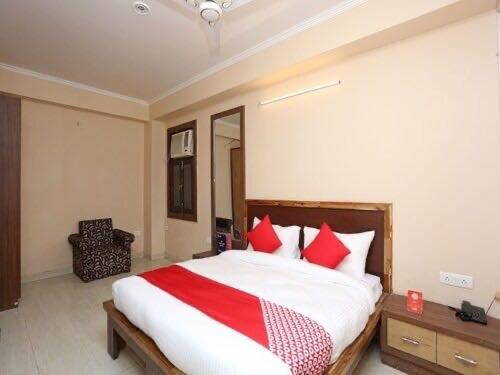 OYO Flagship Grand Aashirwad客房内的一张或多张床位