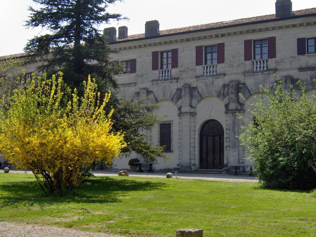 维尔吉利奥Agriturismo Corte Virgiliana的前面有灌木的建筑