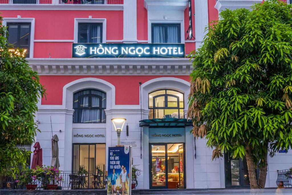 Ðông ThônHồng Ngọc Hotel的红白楼,红宫酒店