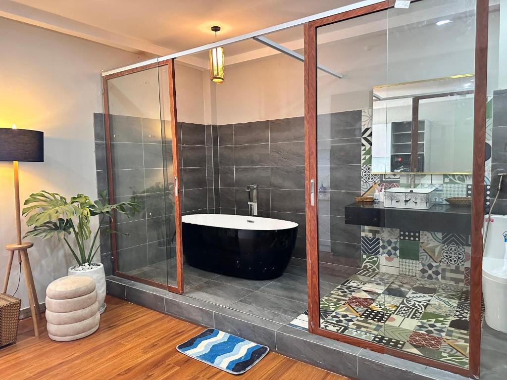 胡志明市Secret Elm Hotel的一间带浴缸的浴室