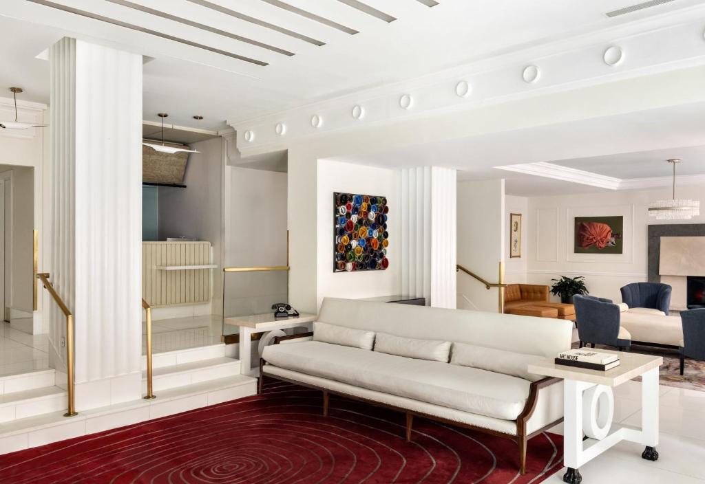 纽约70 Park Avenue Hotel的客厅配有沙发和桌子