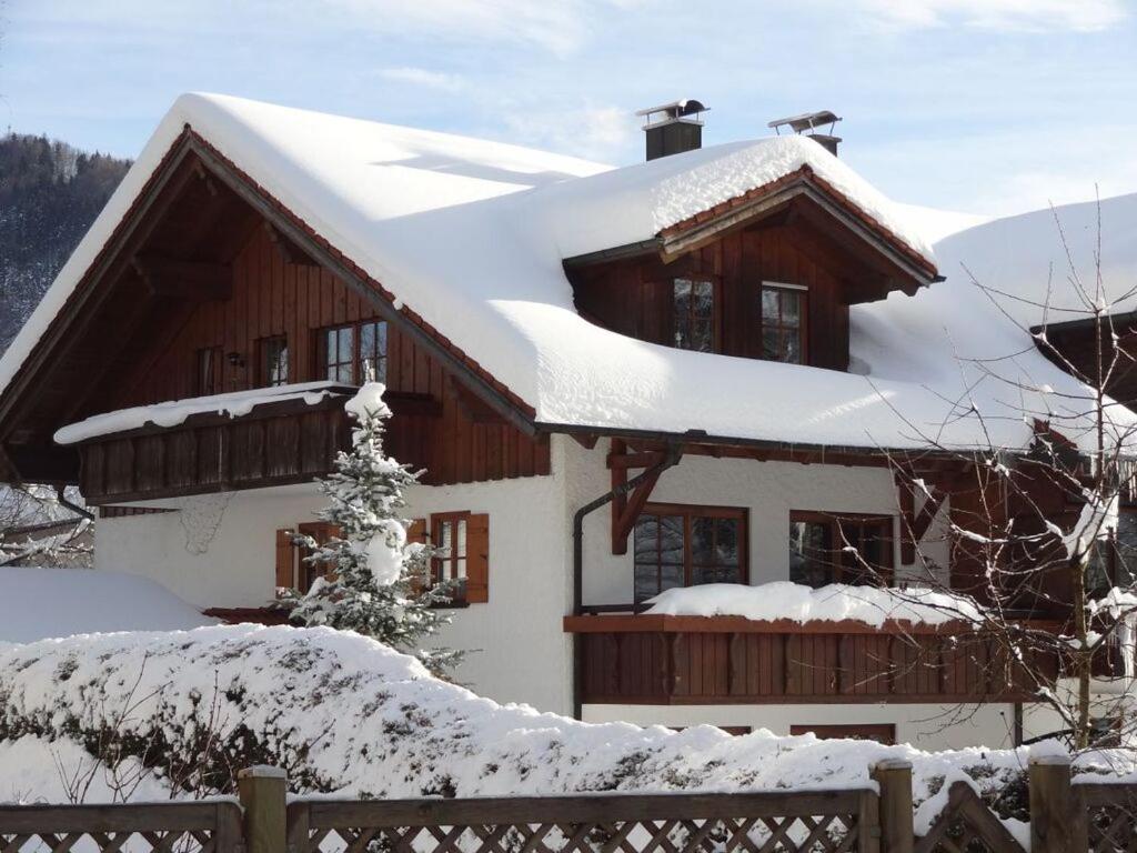 上施陶芬"Gipfelglück" Comfortable holiday residence的雪覆盖的房屋,有栅栏