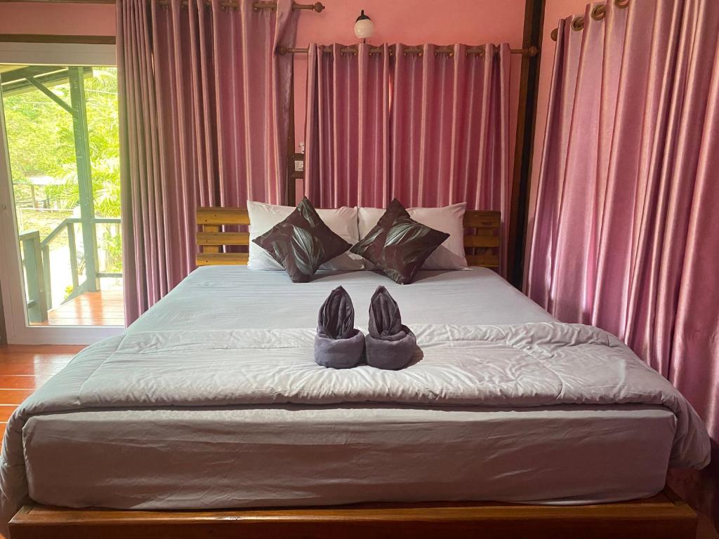 Ban Bang ChakKanitta Homestay的一张床上摆着两双鞋的床