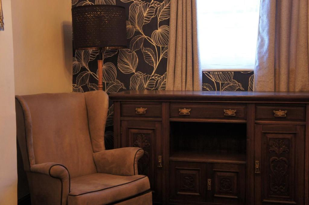 塞文河畔厄普顿Star Inn Hotel的梳妆台和窗户旁的椅子