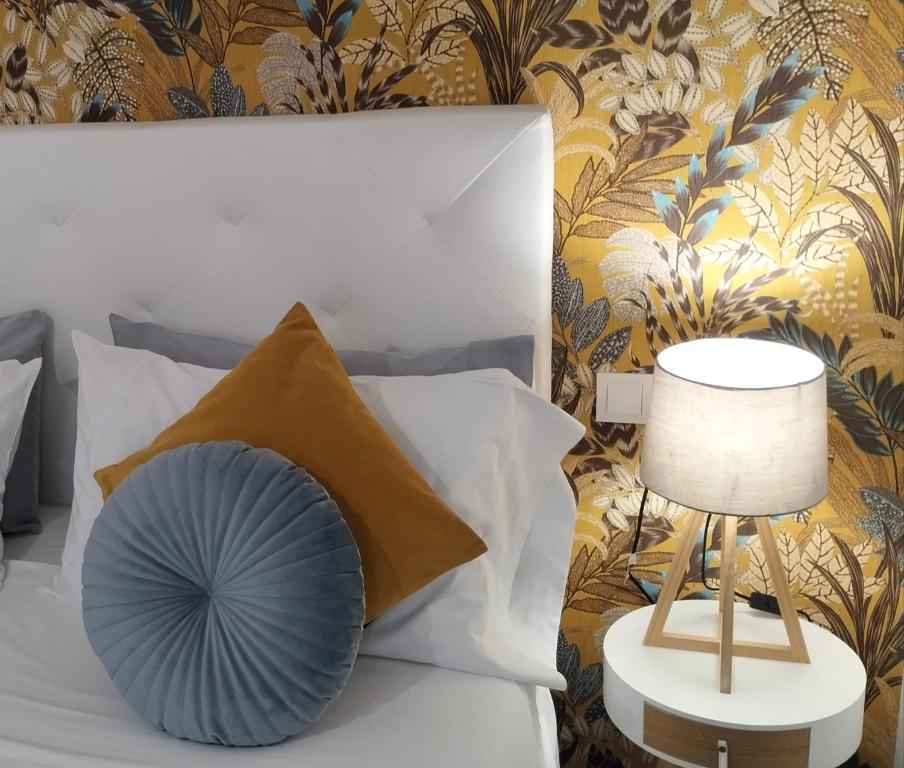 阿利坎特Loft Apartamento Sevilla 16的一间卧室配有一张带蓝色枕头和灯的床