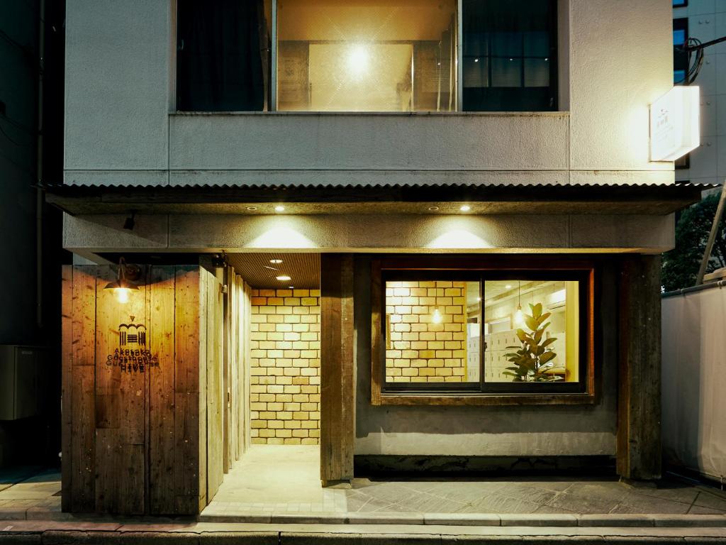 东京Akasaka Guesthouse HIVE的一座带门和窗户的建筑