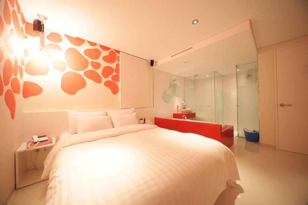 首尔Jongno Hotel Pop Leeds Premier的卧室配有一张白色大床和镜子