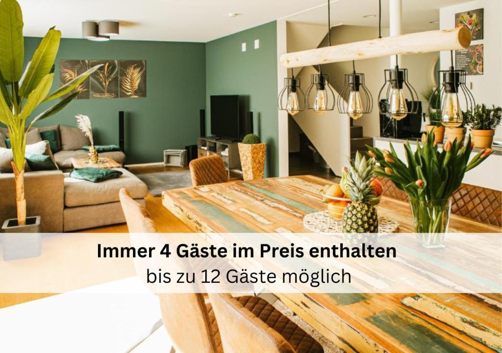克罗伊茨林根Ferienhausträume Oase Bodensee的客厅配有桌子和沙发