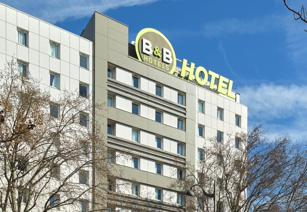 巴黎B&B HOTEL Paris Porte de la Villette的上面有酒店标志的建筑