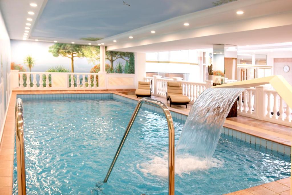 巴德贝芬森Golf- und Wellnesshotel Amtsheide的一座房子里一个带水滑梯的游泳池