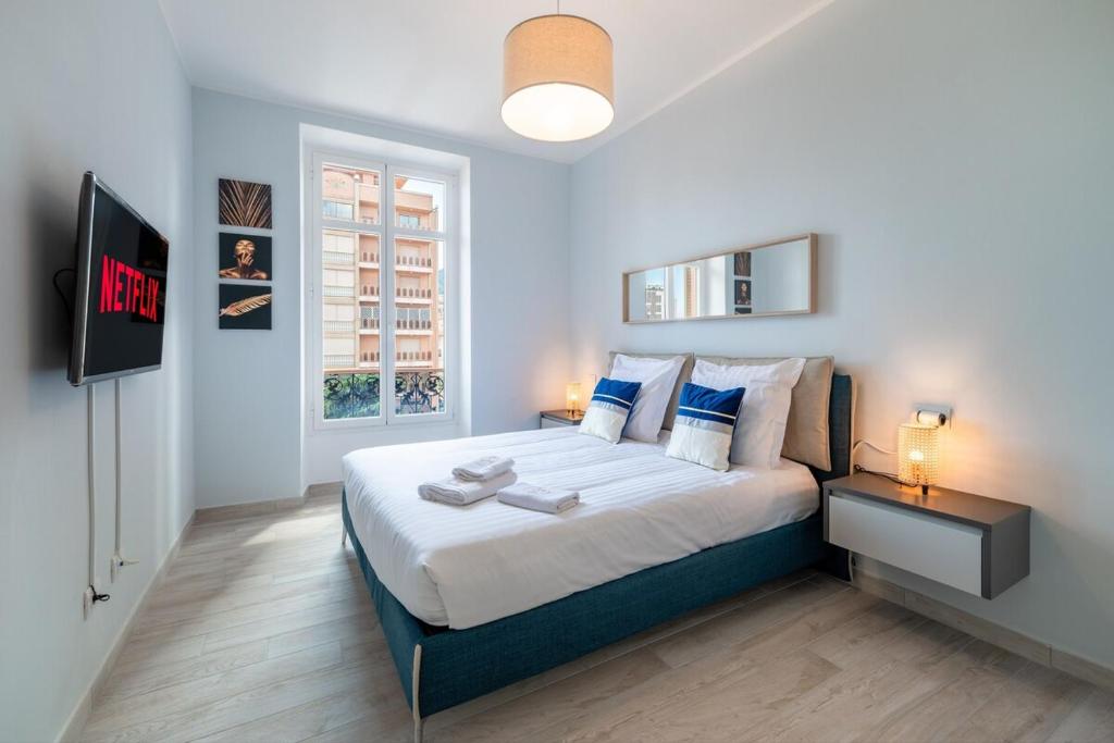 博索莱伊Le COQ Charlene - Monaco à 50m - New的一间卧室配有一张大床和电视