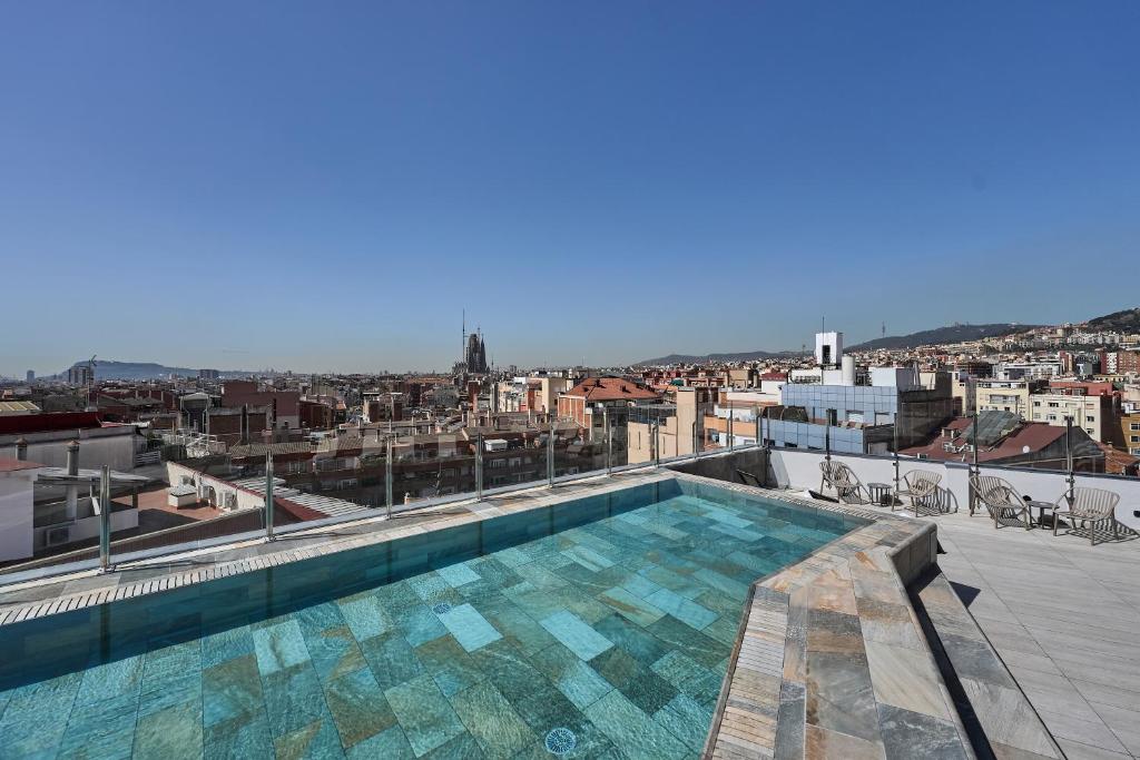 巴塞罗那加泰罗尼亚雅典酒店的建筑物屋顶上的游泳池